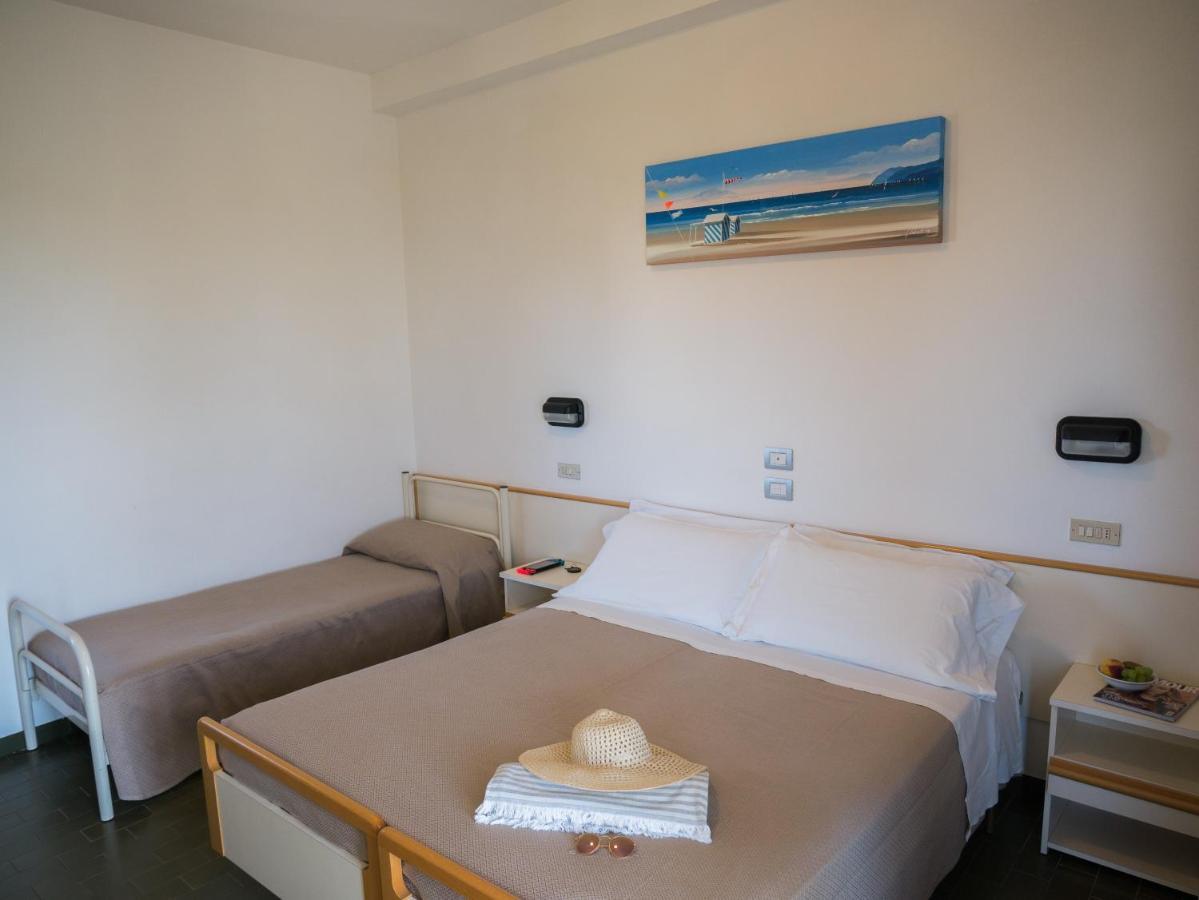 Hotel Pari Misano Adriatico Bagian luar foto